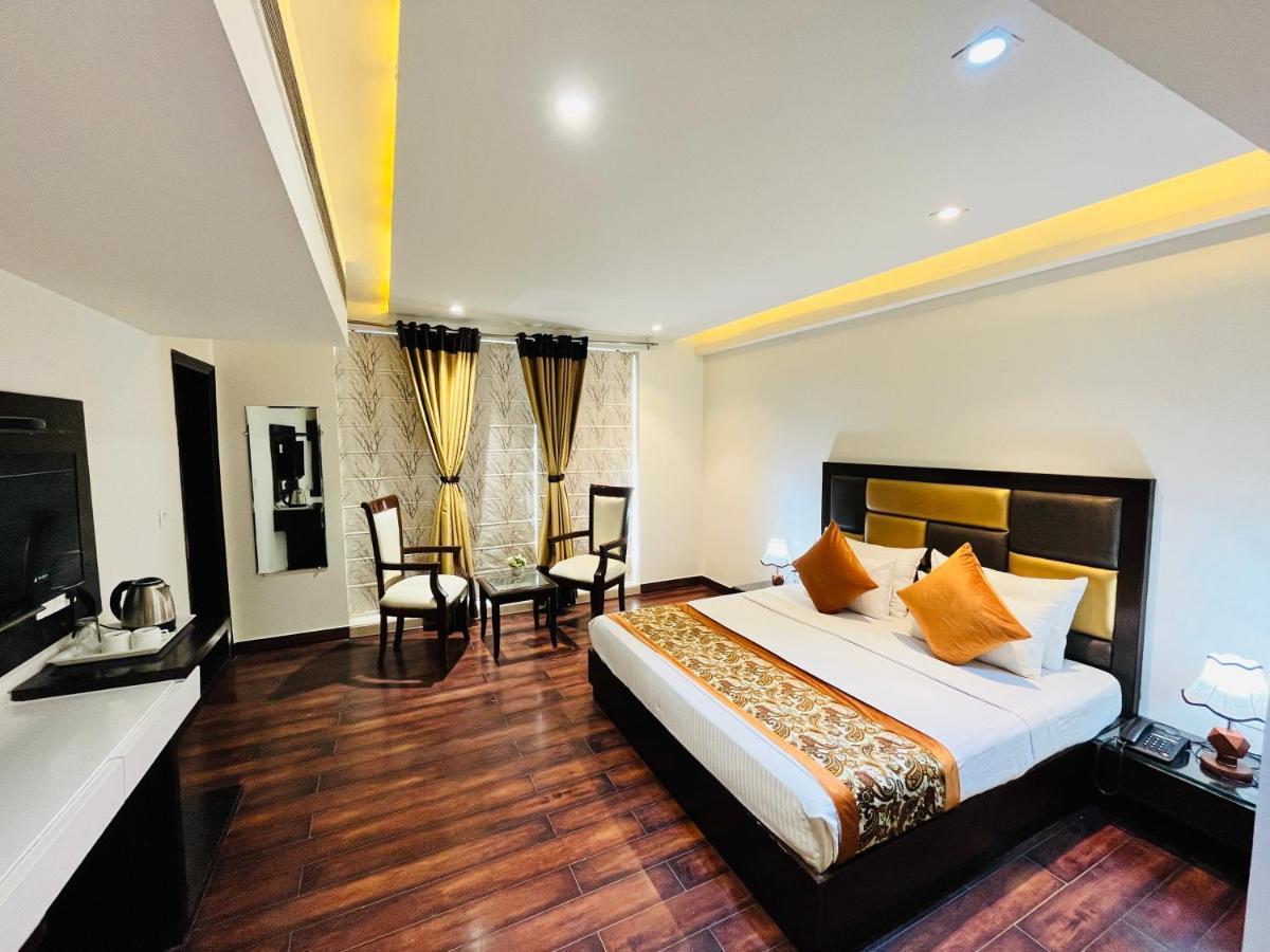 Hotel Aura Ip Grand Karkardooma Metro Station New Delhi Couple Friendly Buitenkant foto