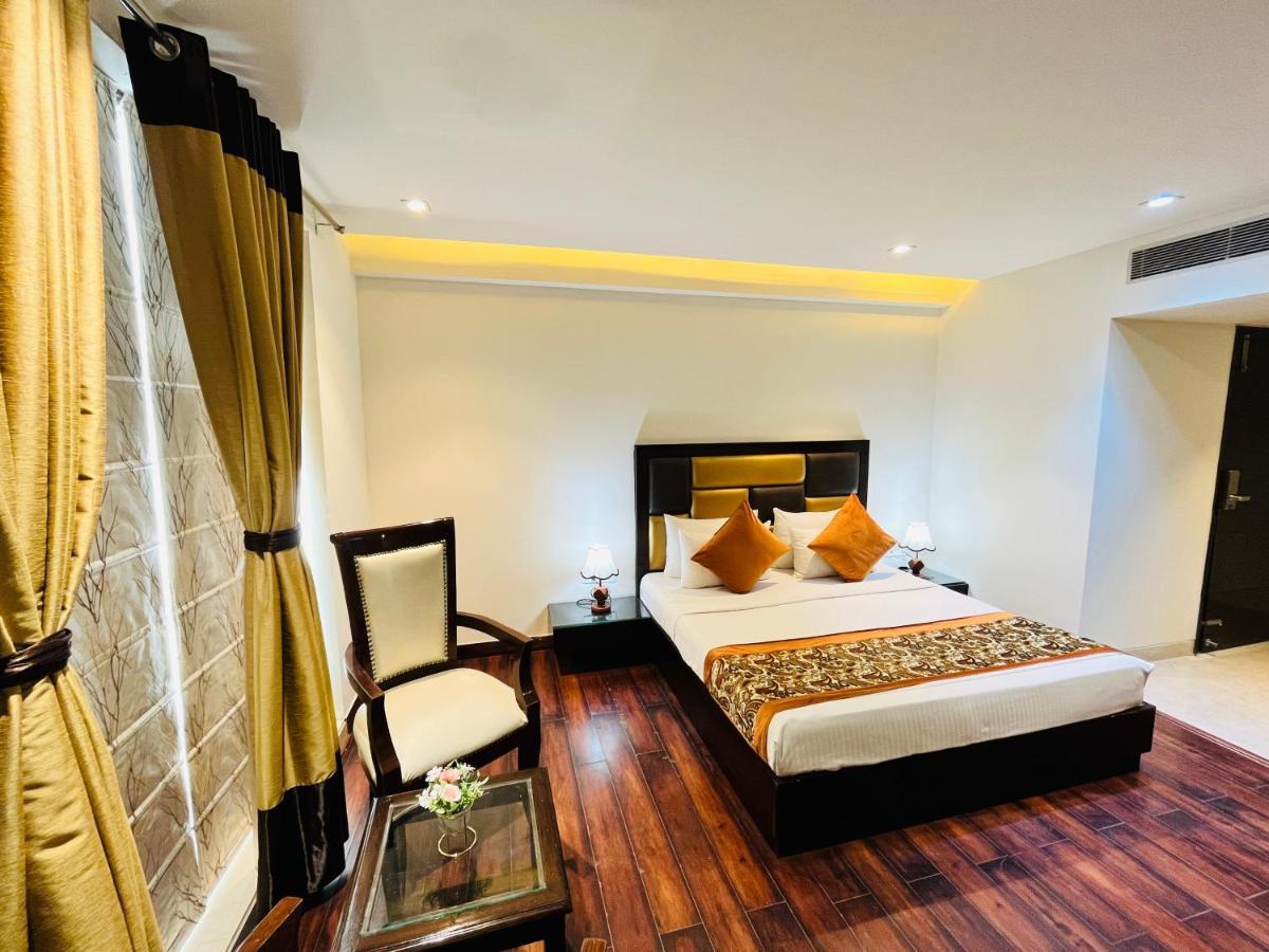 Hotel Aura Ip Grand Karkardooma Metro Station New Delhi Couple Friendly Buitenkant foto