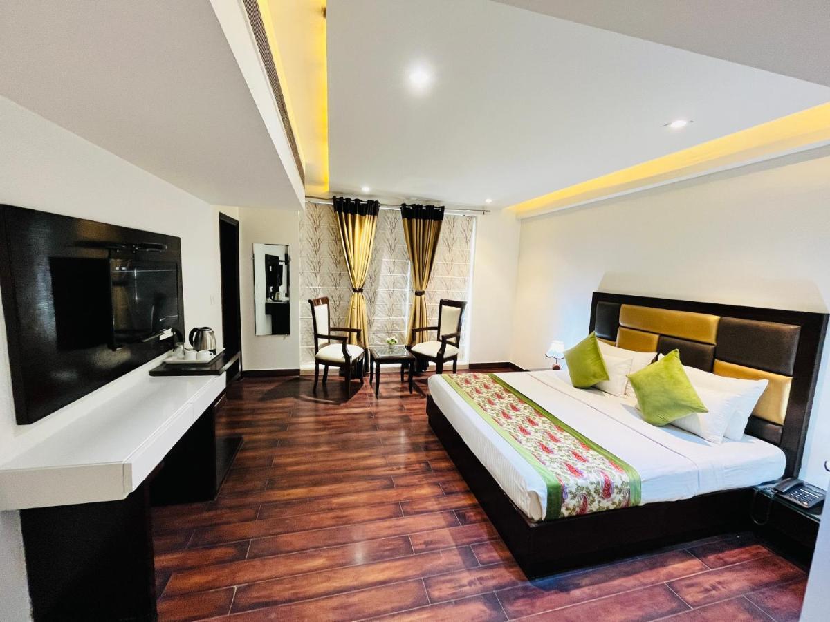 Hotel Aura Ip Grand Karkardooma Metro Station New Delhi Couple Friendly Buitenkant foto