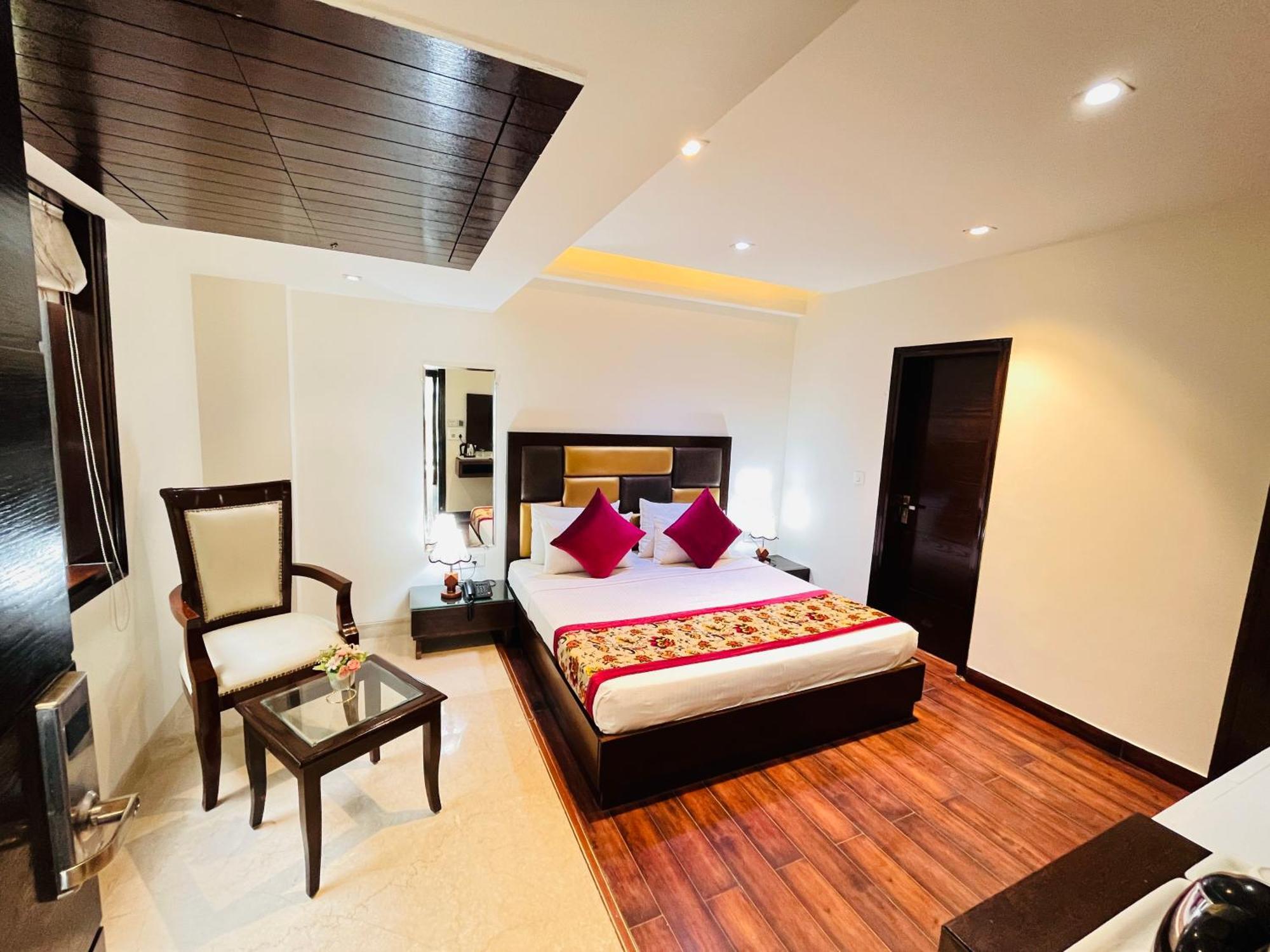 Hotel Aura Ip Grand Karkardooma Metro Station New Delhi Couple Friendly Buitenkant foto