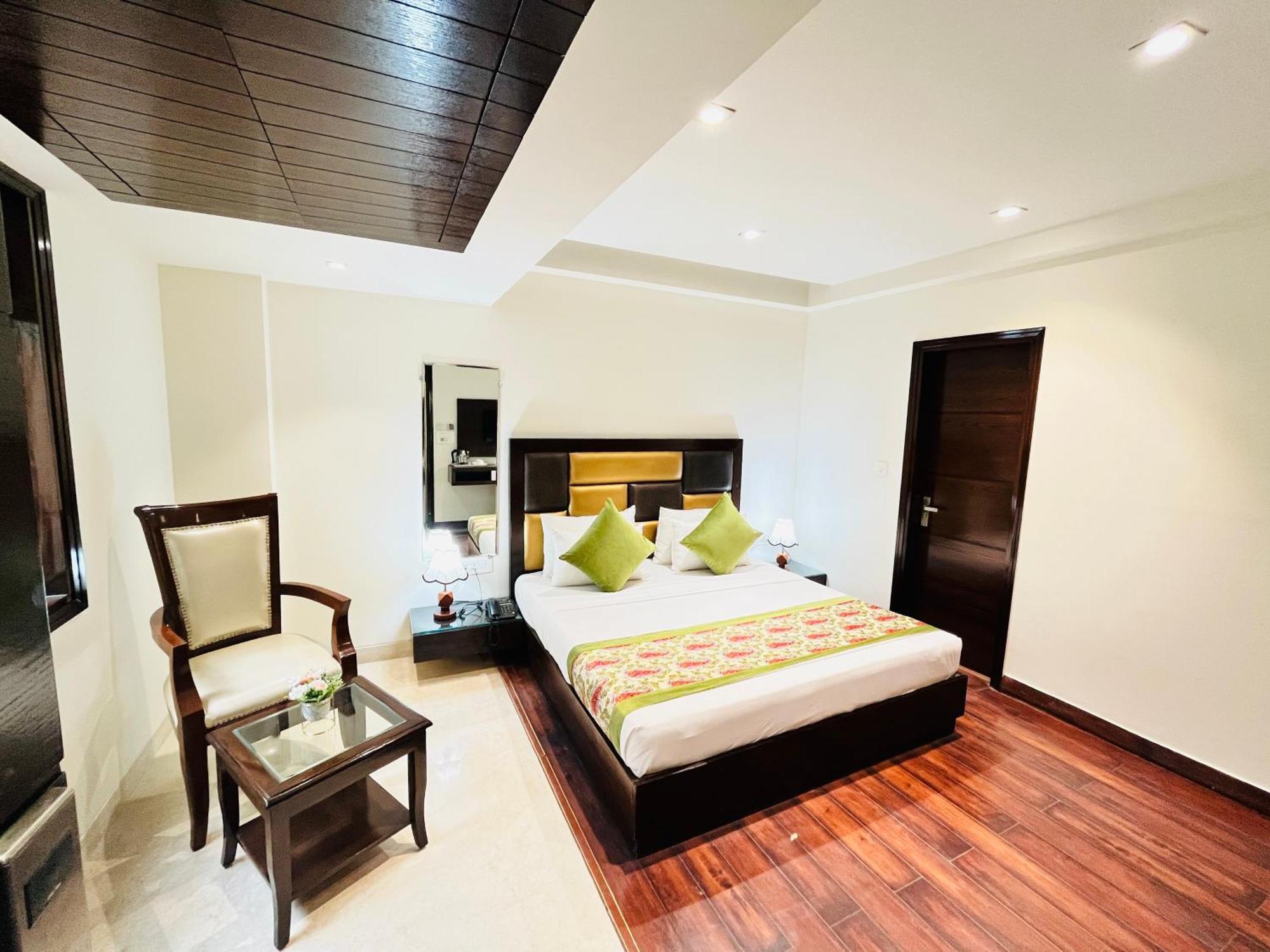 Hotel Aura Ip Grand Karkardooma Metro Station New Delhi Couple Friendly Buitenkant foto