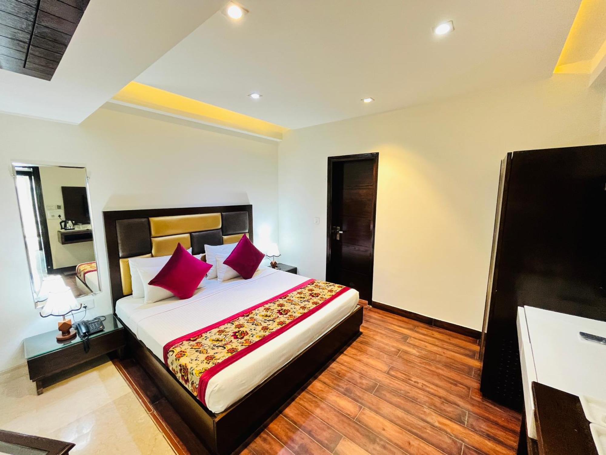 Hotel Aura Ip Grand Karkardooma Metro Station New Delhi Couple Friendly Buitenkant foto