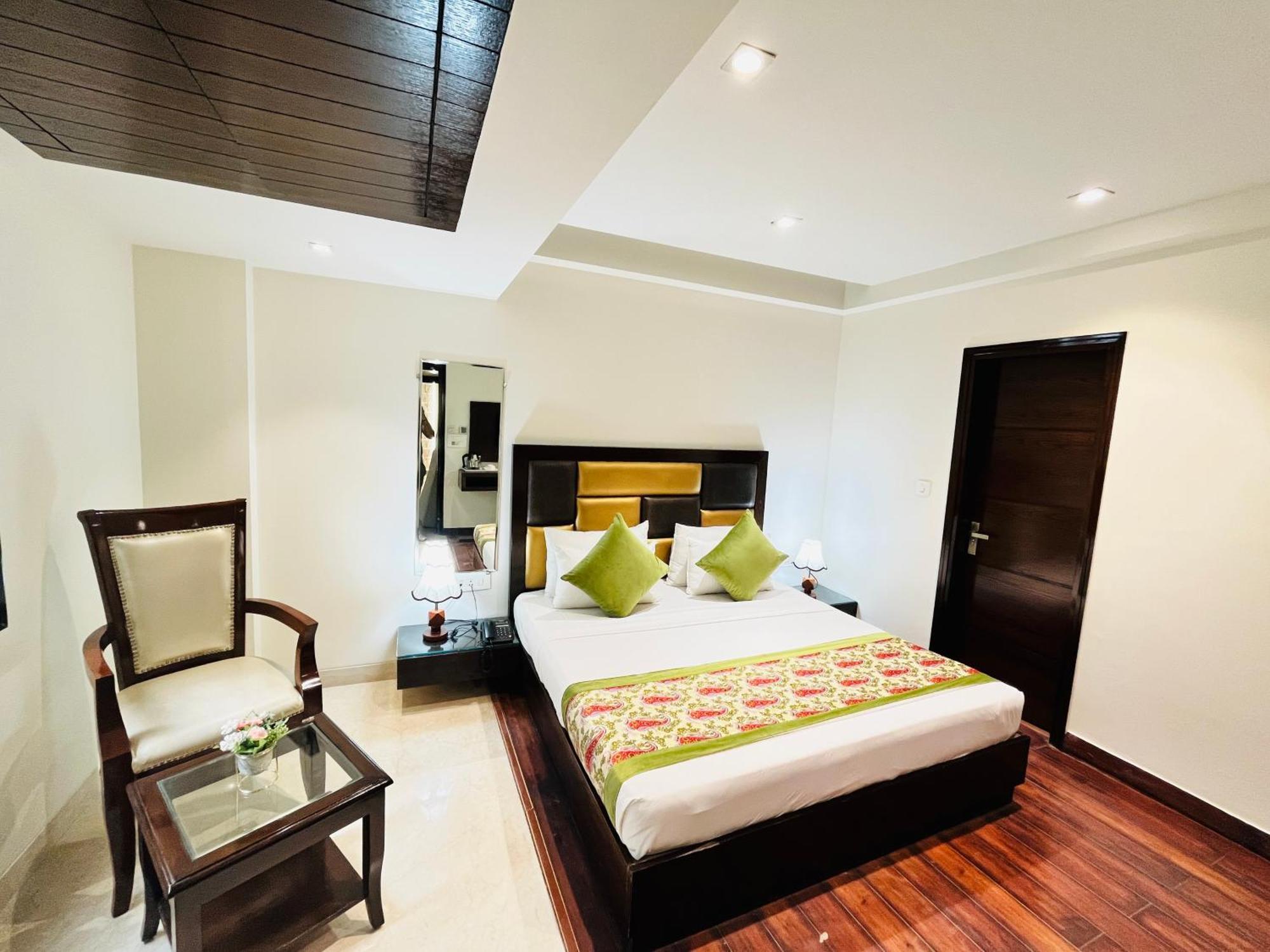 Hotel Aura Ip Grand Karkardooma Metro Station New Delhi Couple Friendly Buitenkant foto