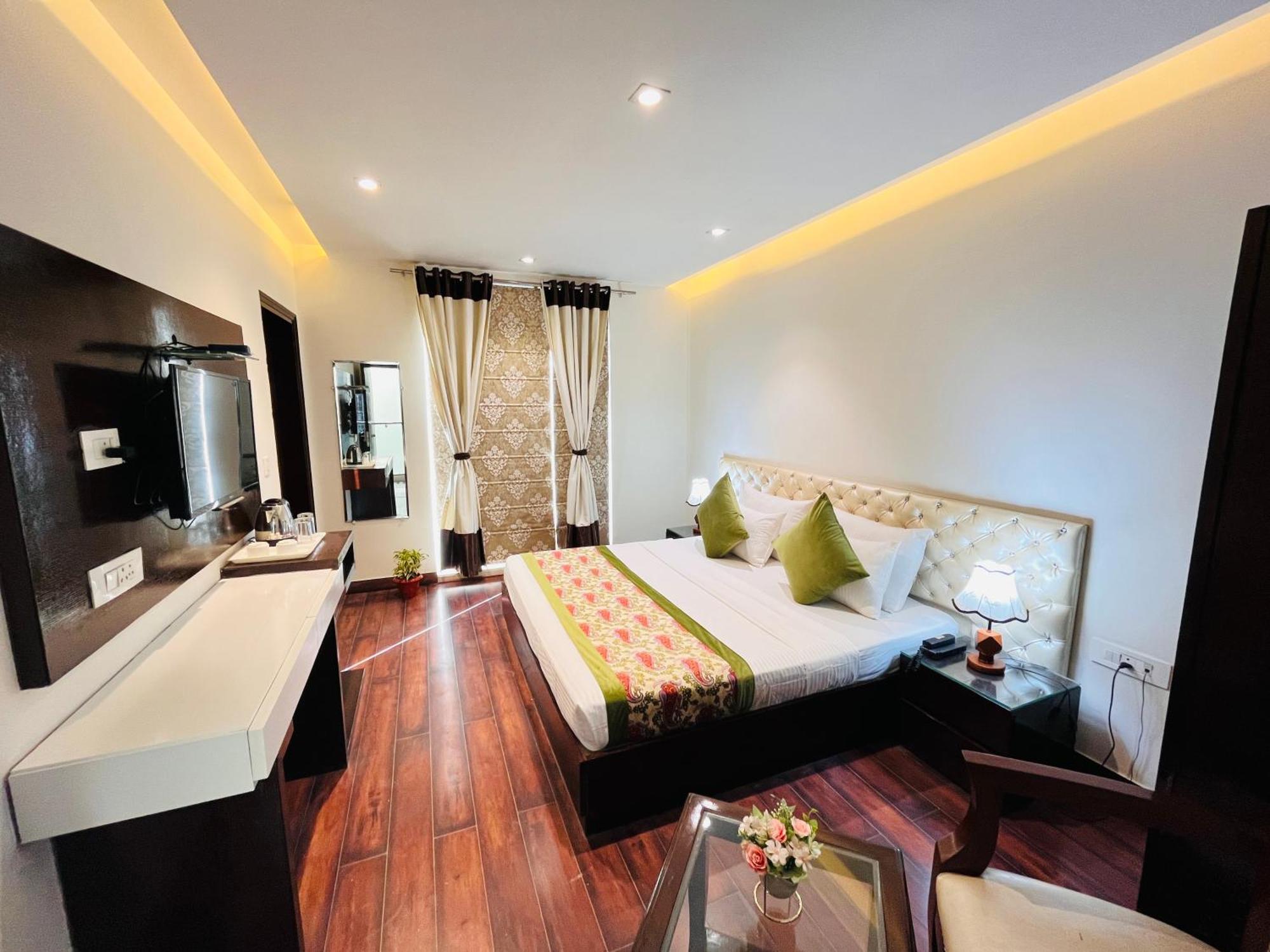 Hotel Aura Ip Grand Karkardooma Metro Station New Delhi Couple Friendly Buitenkant foto