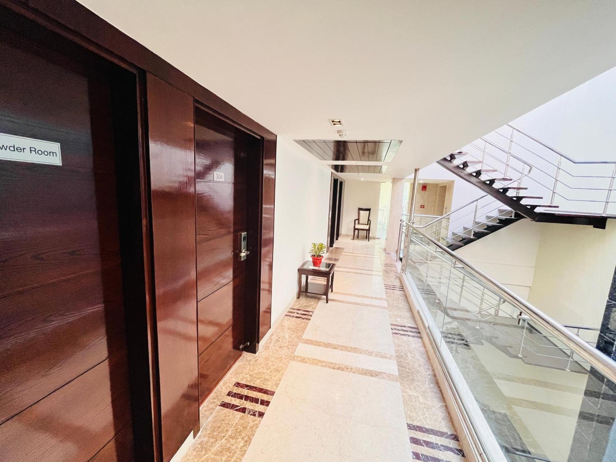 Hotel Aura Ip Grand Karkardooma Metro Station New Delhi Couple Friendly Buitenkant foto